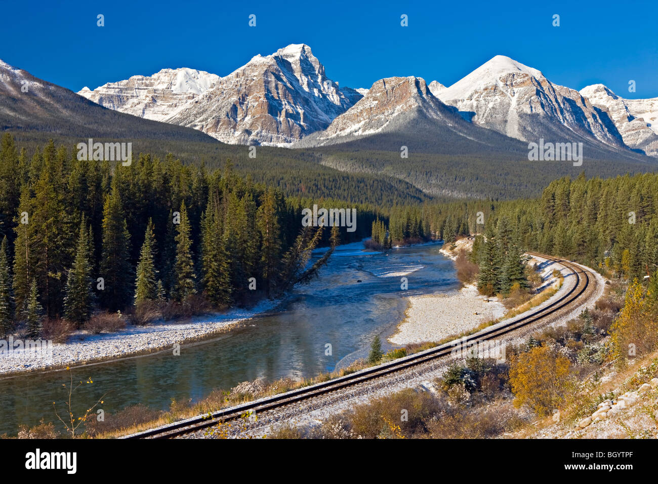 I binari ferroviari a Morant la curva a fianco del fiume Bow, Bow Valley Parkway, il Parco Nazionale di Banff, Alberta, Canada. Nazione di Banff Foto Stock