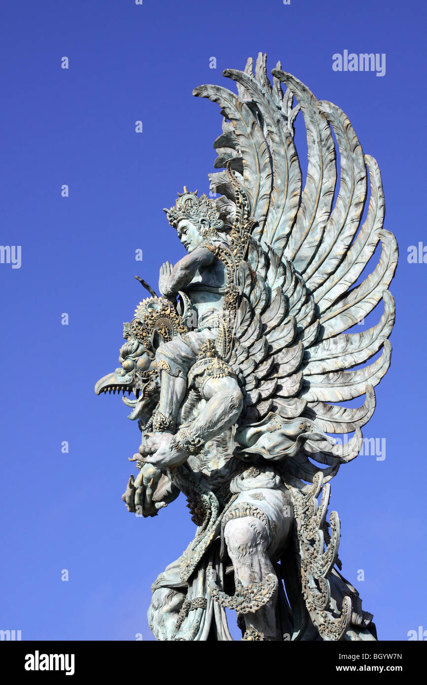 Statua di Wisnu, divinità Indù, che viene trasportato sul retro del gigantesco uccello Garuda. Il Bukit Peninsula, Bali, Indonesia, sud-est asiatico, Foto Stock