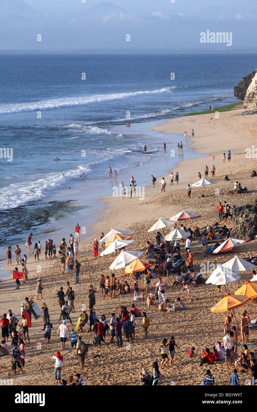 Pomeriggio folle sul popolare Dreamland Beach. Il Bukit Peninsula, Bali, Indonesia, Asia sud-orientale, Asia Foto Stock