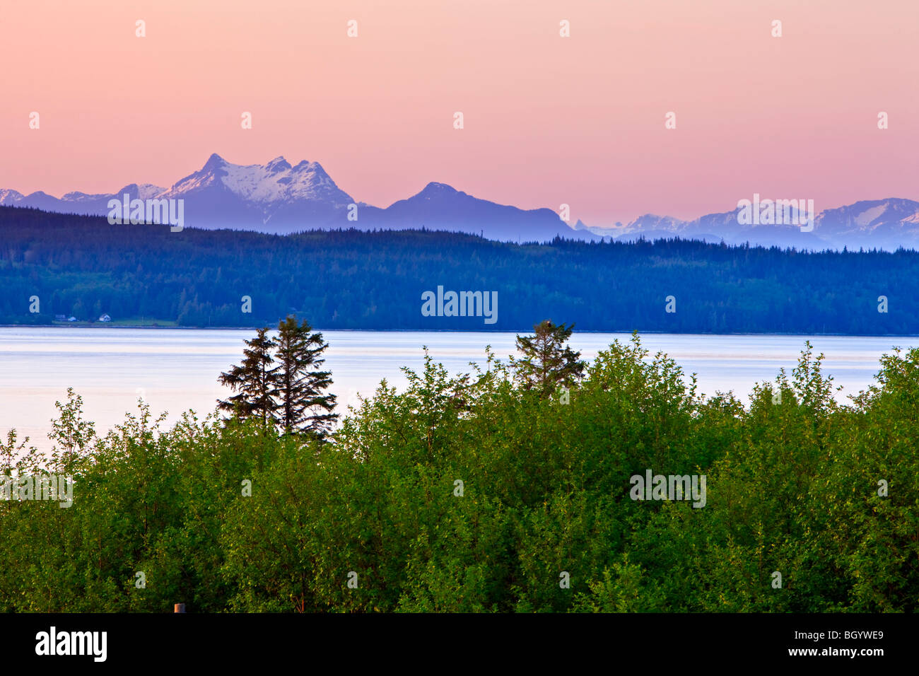 Montare Stevens, la British Columbia Coastal Mountain Range e Malcolm isola vista da Vancouver Island, Hyde Creek con un bald Foto Stock