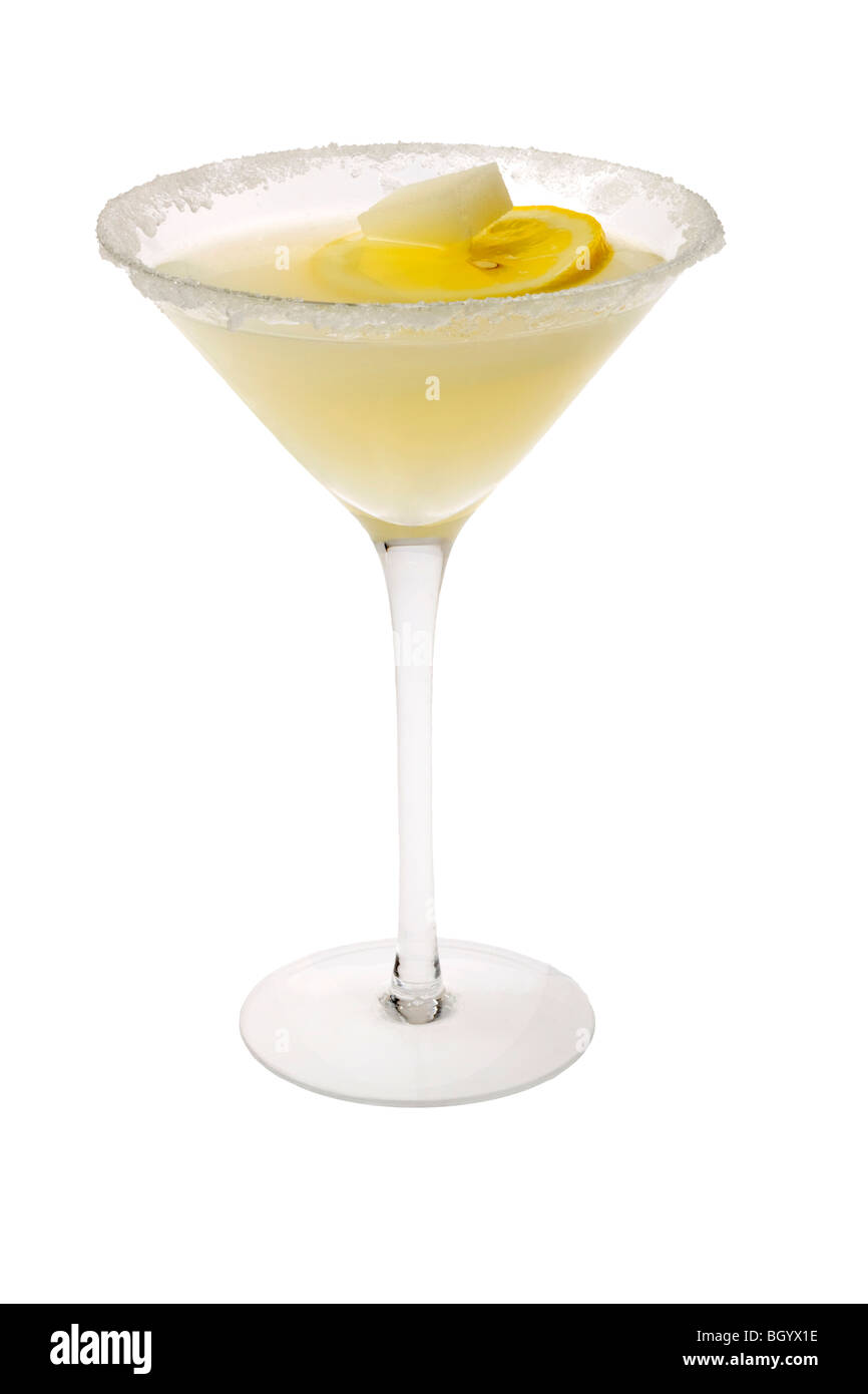 Lemon Drop bevanda miscelata con fettina di limone guarnire e zolletta di zucchero su sfondo bianco Foto Stock