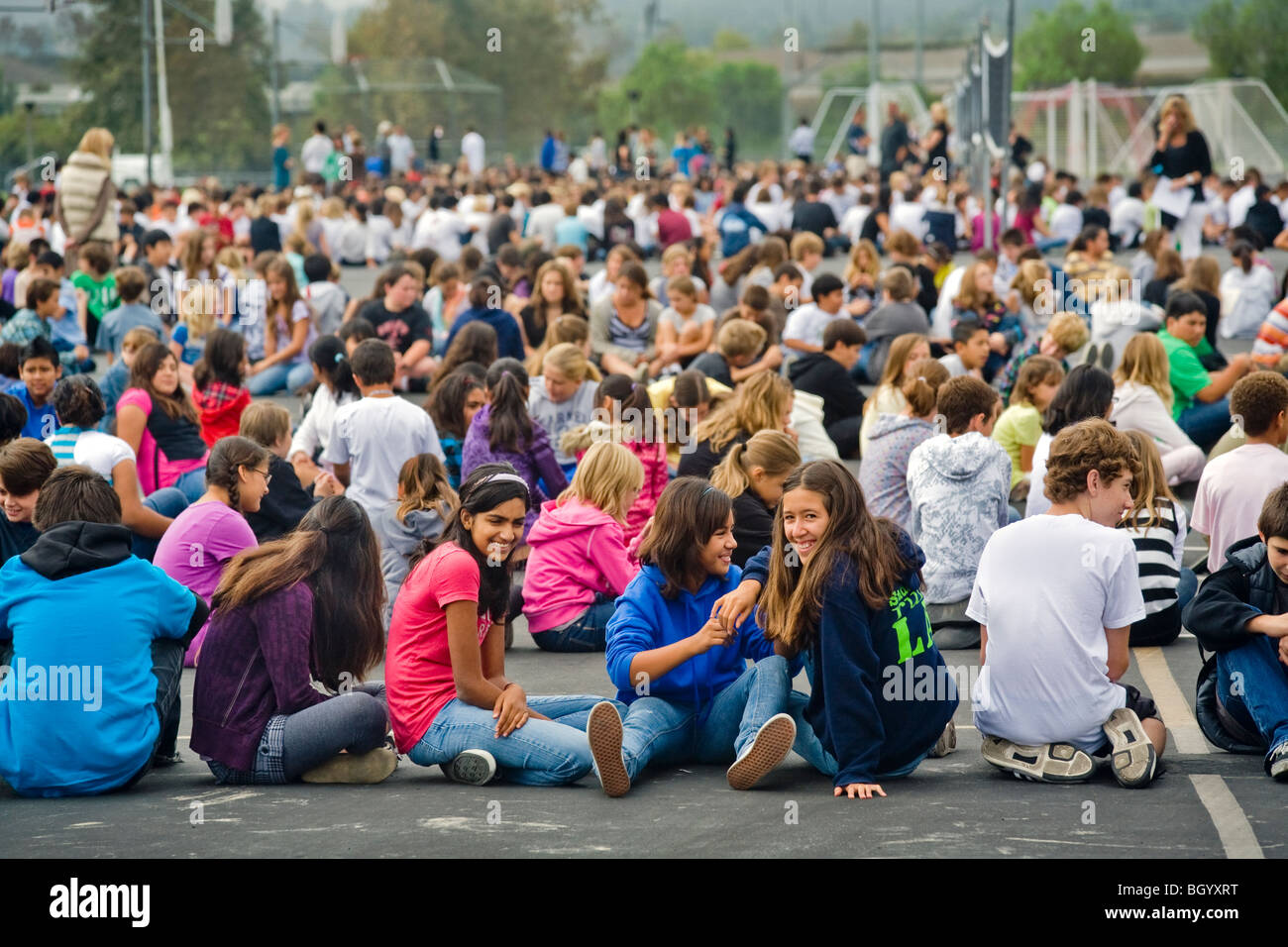 Mostra una gamma di umori, California gli studenti delle scuole medie di raccogliere nel loro campus tra le classi. Foto Stock