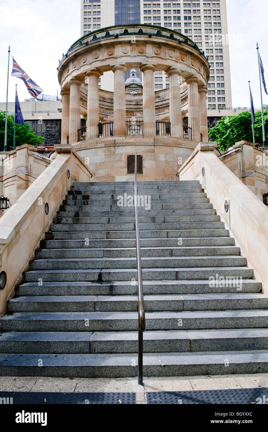 ANZAC War Memorial Brisbane Australia // BRISBANE, Australia — il memoriale di guerra ANZAC con la sua fiamma eterna si trova in ANZAC Square di Brisbane, in onore dei soldati australiani e neozelandesi del corpo d'armata che hanno prestato servizio nei conflitti fin dalla prima guerra mondiale. Il memoriale, situato tra Ann Street e Adelaide Street nel quartiere centrale degli affari, serve come punto focale per cerimonie commemorative, in particolare l'ANZAC Day (aprile 25) e il Remembrance Day. La fiamma eterna, che simboleggia il ricordo e il sacrificio, è bruciata continuamente fin dalla sua dedizione. Foto Stock
