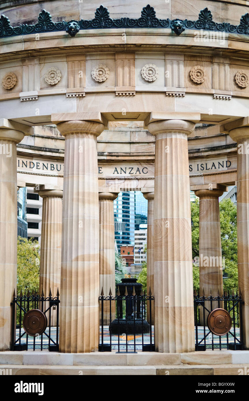 ANZAC War Memorial Eternal Flame Brisbane Australia // BRISBANE, Australia — il memoriale di guerra ANZAC con la sua fiamma eterna si trova in ANZAC Square di Brisbane, in onore dei soldati dell'esercito australiano e neozelandese che hanno prestato servizio nei conflitti fin dalla prima guerra mondiale. Il memoriale, situato tra Ann Street e Adelaide Street nel quartiere centrale degli affari, serve come punto focale per le cerimonie commemorative, in particolare l'ANZAC Day (aprile 25) e il Remembrance Day. La fiamma eterna, che simboleggia il ricordo e il sacrificio, è bruciata continuamente fin dalla sua dedizione. Foto Stock