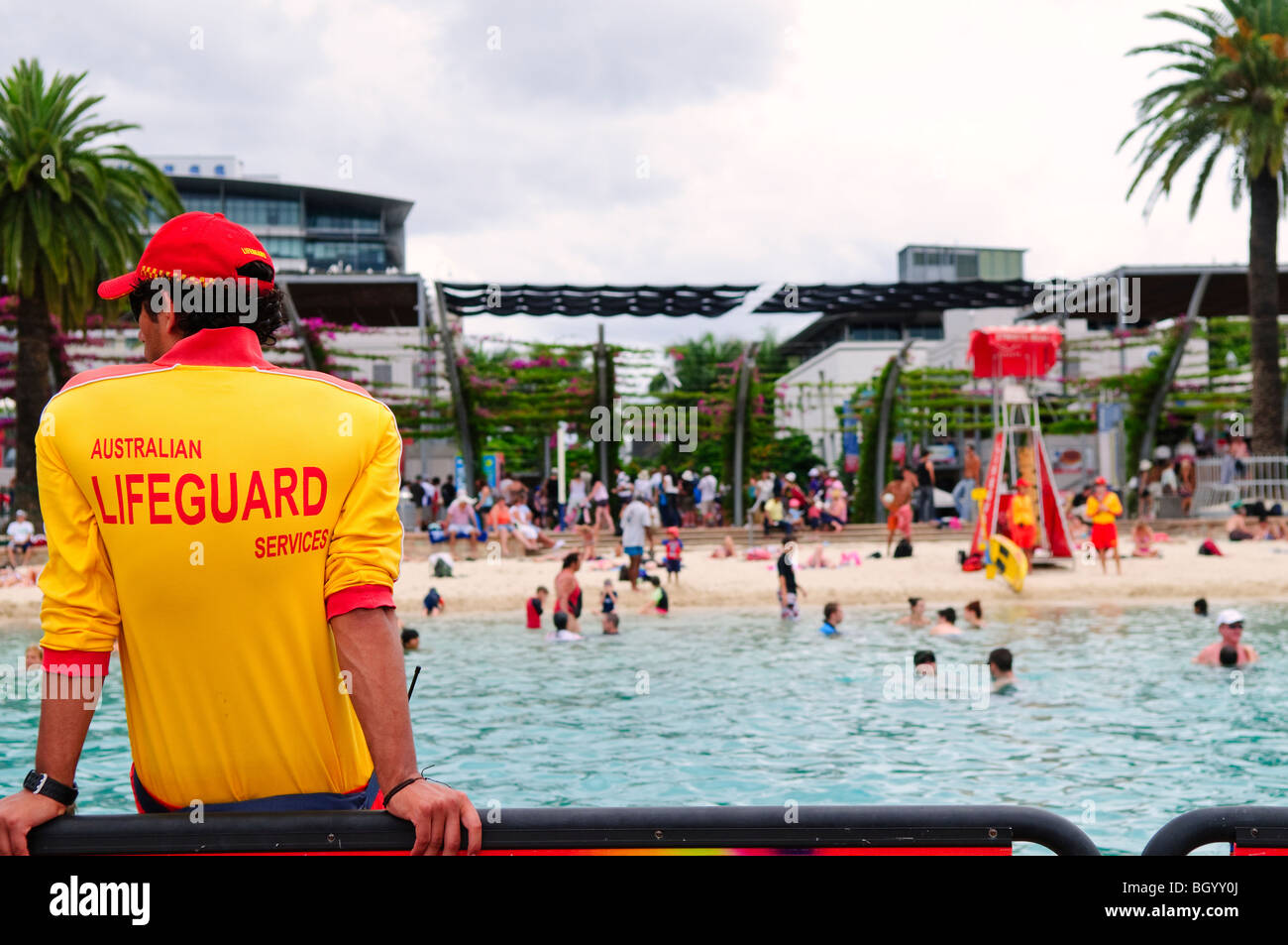 BRISBANE, Australia - la folla si gode la spiaggia di Southbank, la spiaggia del centro di Brisbane, situata lungo il fiume Brisbane. Questa popolare oasi urbana presenta una laguna artificiale, una spiaggia sabbiosa e lussureggianti parchi, offrendo a gente del posto e turisti una fuga rinfrescante nel cuore della città. Foto Stock