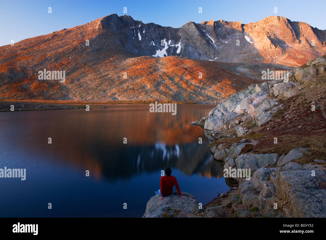 Escursionista al Vertice Lago, Mount Evans Recreation Area, Arapaho National Forest, Colorado. (Modello rilasciato) Foto Stock
