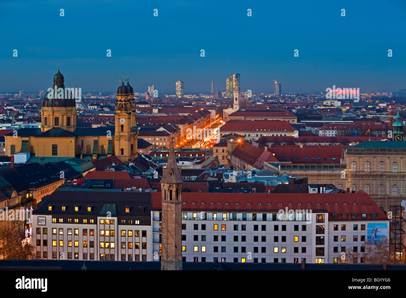 Theatinerkirche, aka Theatinerkirche San Kajetan (Teatini chiesa di San Gaetano) e la città di München (Monaco di Baviera) al tramonto, Bavar Foto Stock