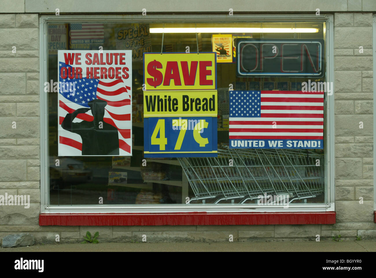 Il patriottismo è utilizzato per commercializzare il pane in un pane di meraviglia shop al di fuori di Versailles, Indiana. Foto Stock