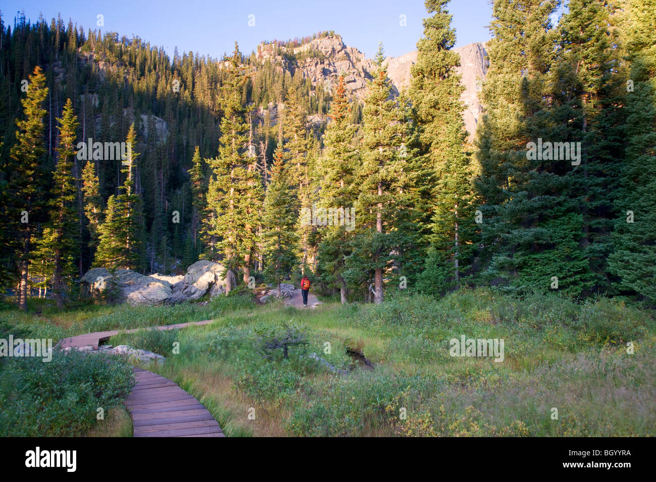 Un escursionista sul sogno Lago Trail, Rocky Mountain National Park, Colorado. (Modello rilasciato) Foto Stock