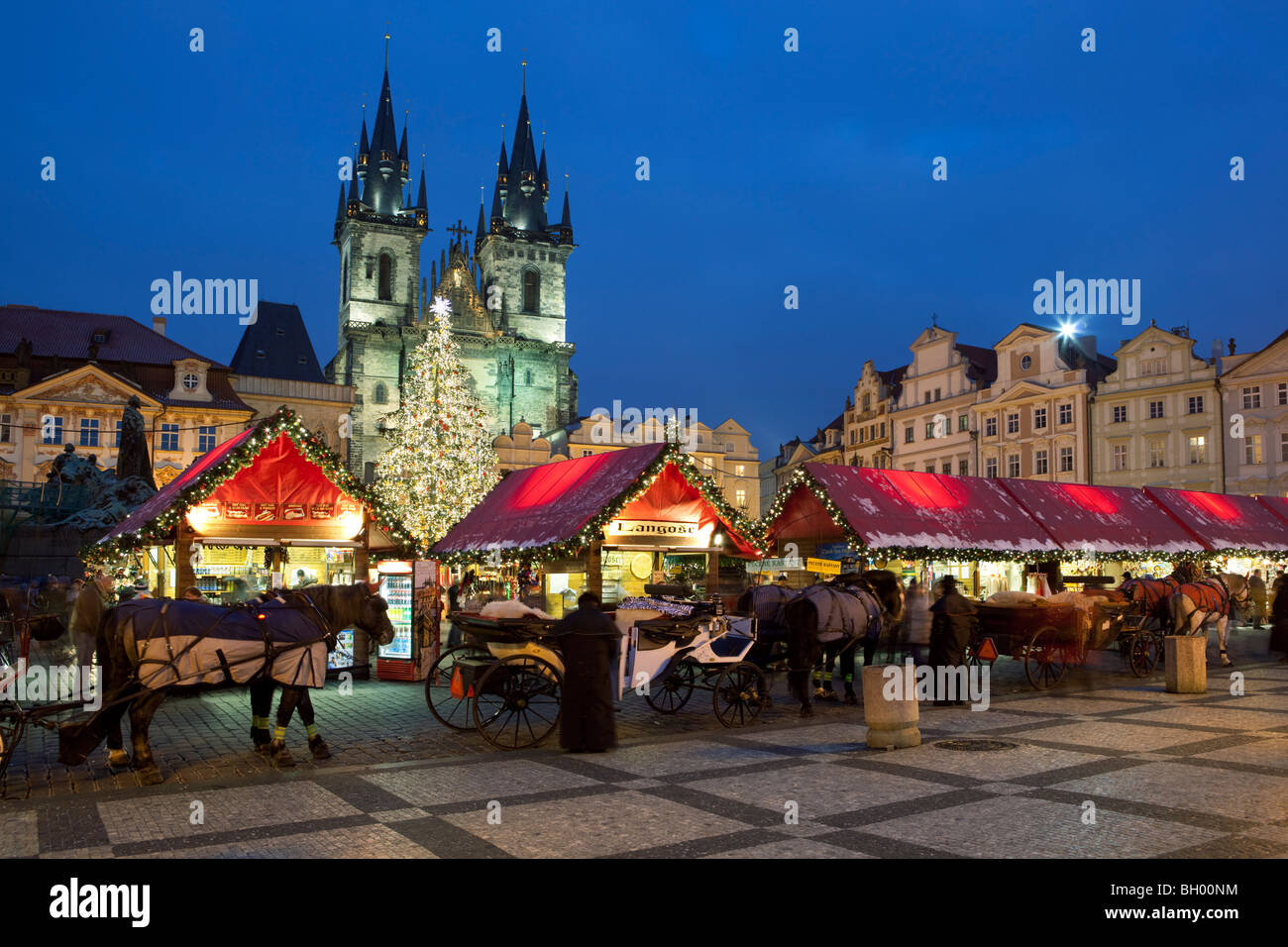 Mercatino di Natale in Piazza della Città Vecchia con la Chiesa di Nostra Signora di Tyn Foto Stock