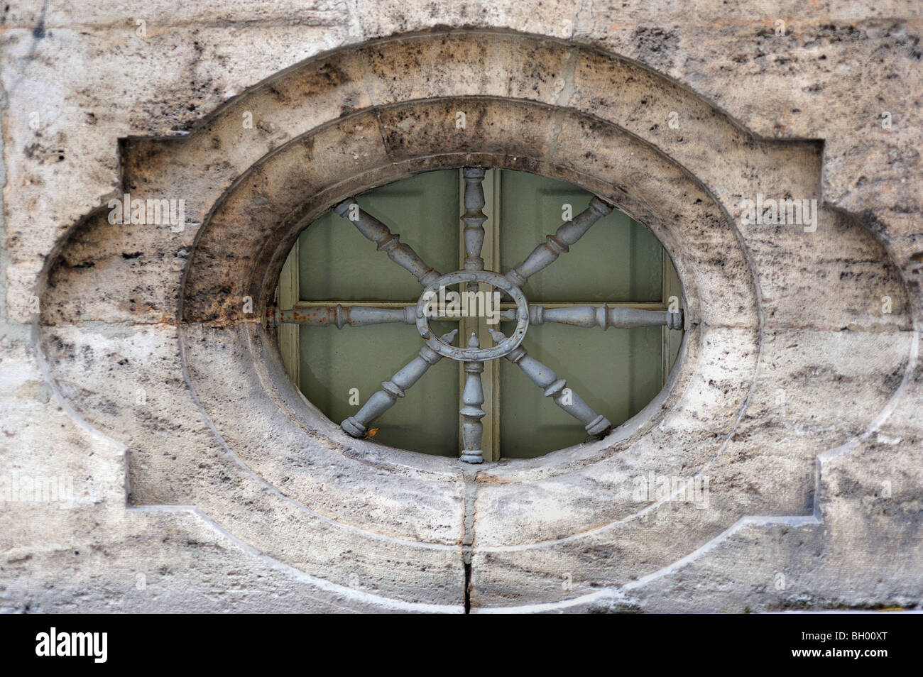 Dettagli dell'originale finestra ovale dopo un graticcio Foto Stock