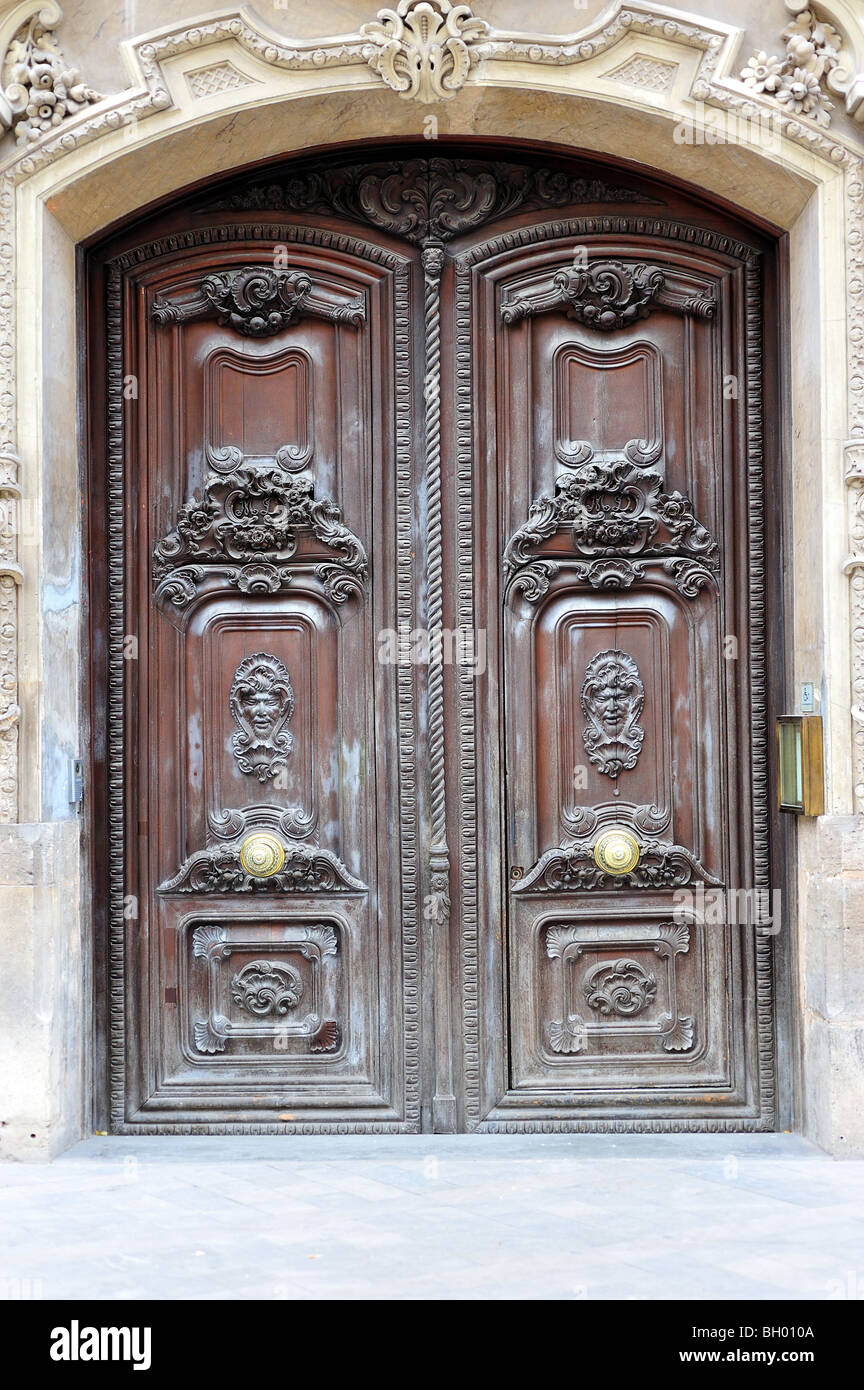 Porta in legno intagliato con molti dettagli Foto Stock