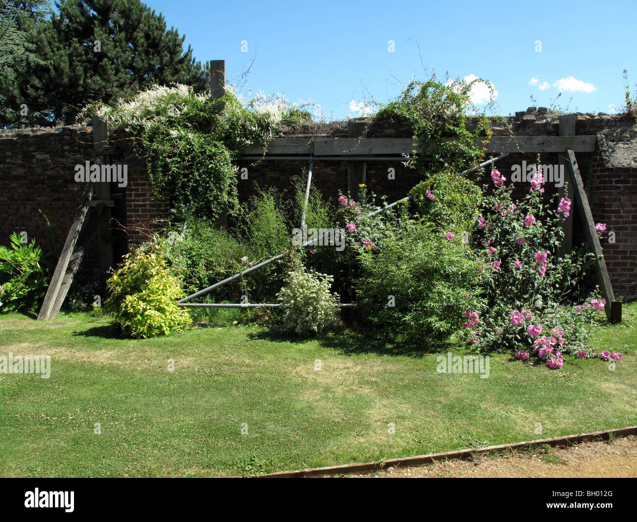 Propped in su parete in corrispondenza Grayfrairs Gardens Foto Stock