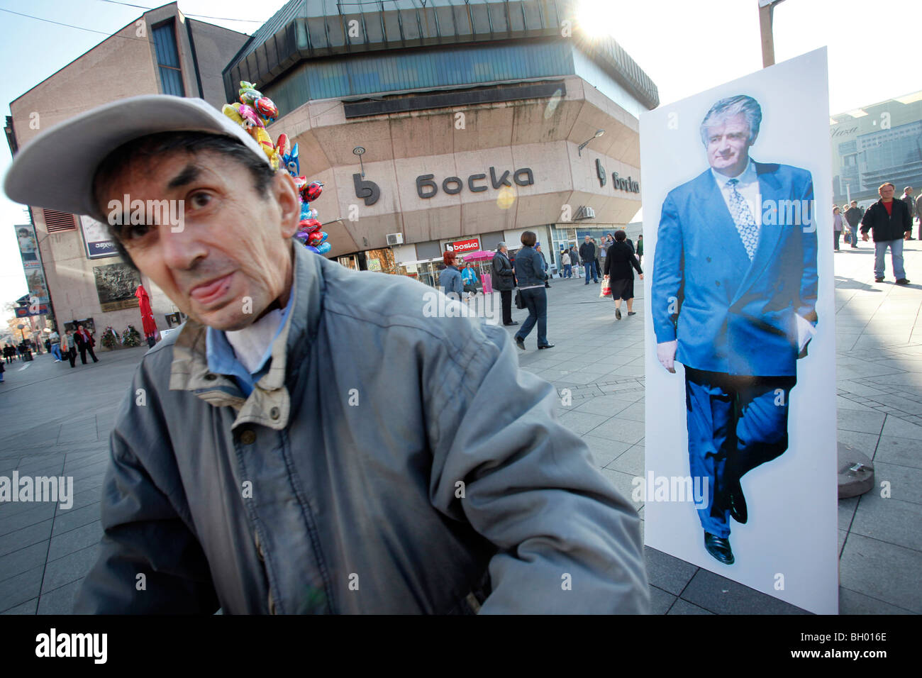 Un serbo-bosniaci guardando alla vita dimensioni immagine di serbo-bosniaco leader di guerra Radovan Karadzic in Banja Luka, 21.11. 2009. Foto Stock