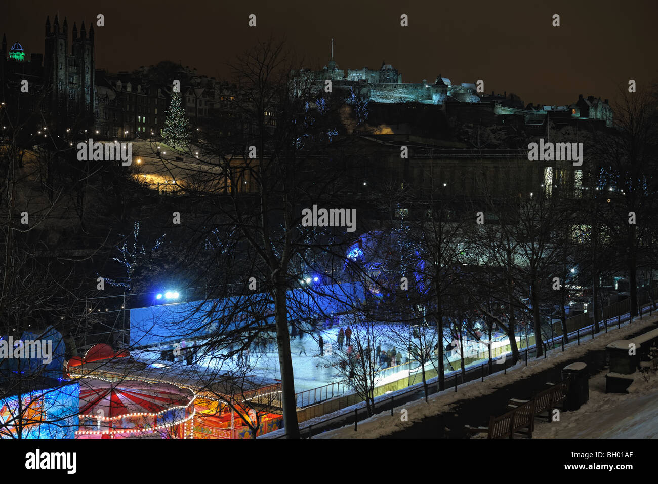 Edimburgo, Scozia, Winter Wonderland da est di Princes Street Gardens, al tramonto, d'inverno. Foto Stock