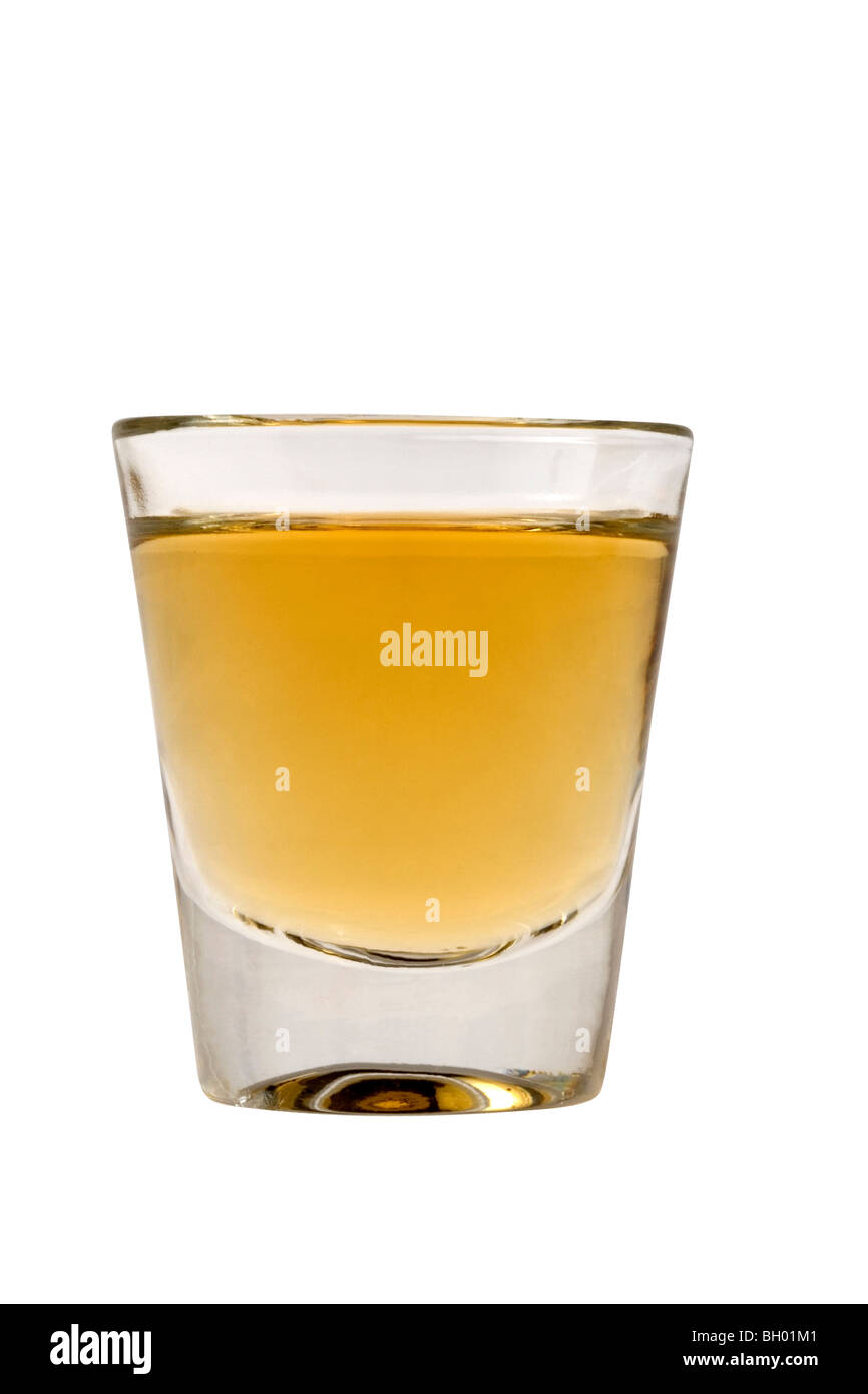 Whiskey ordinata nel colpo di vetro su sfondo bianco Foto Stock