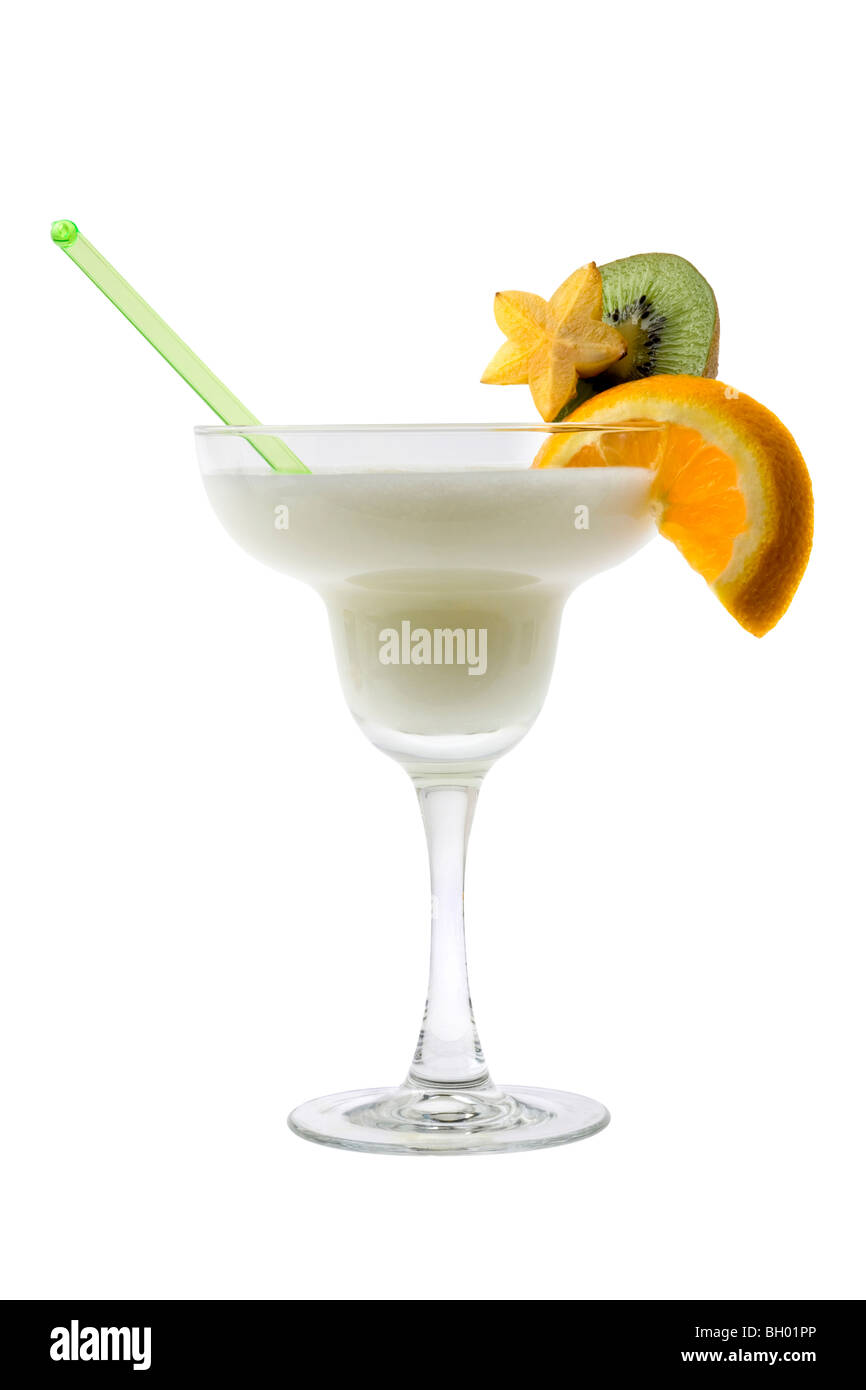 La Pina Colada bevanda miscelata con frutti esotici guarnire su sfondo bianco Foto Stock