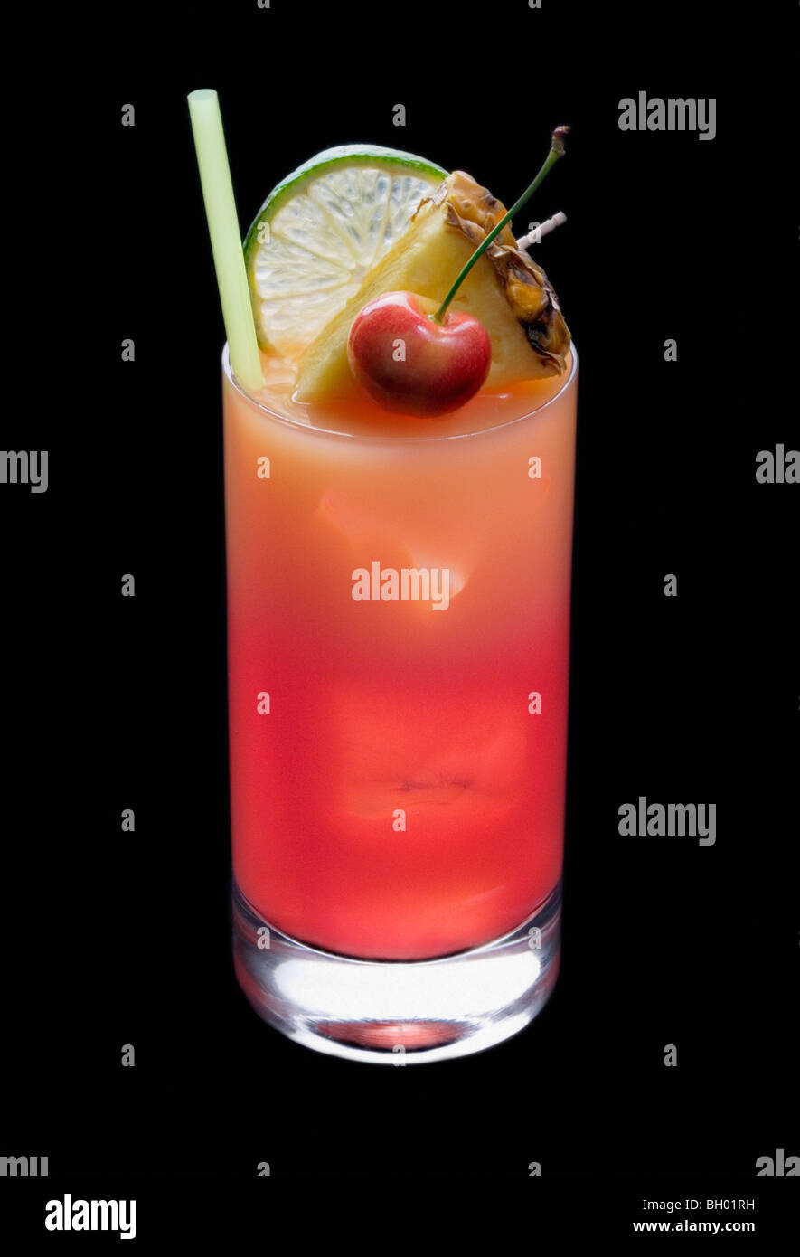 Mai Tai bevanda miscelata con frutta guarnire su uno sfondo di colore nero con Foto Stock
