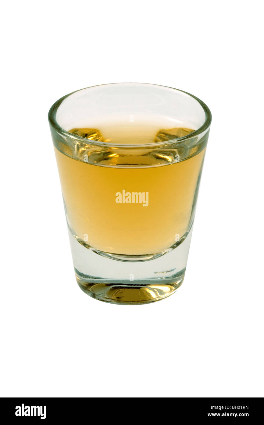 Whiskey ordinata nel colpo di vetro su sfondo bianco Foto Stock