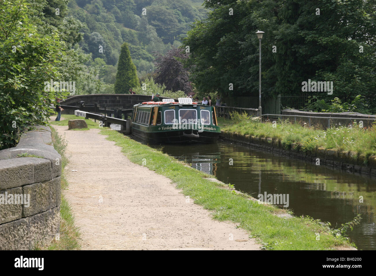 Una barca stretta in corrispondenza di una serratura in Rochdale Canal a Hebden Bridge Regno Unito. Foto Stock