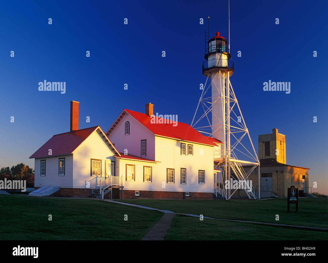 Prima luce su coregoni Point Lighthouse. Lago Superiore nella Penisola Superiore del Michigan. Foto Stock