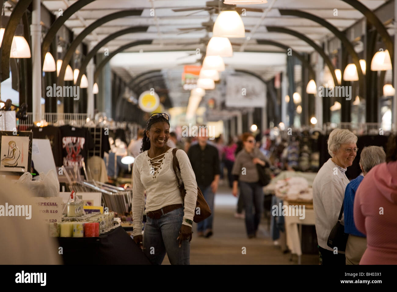 La donna nel mercato francese nel Quartiere Francese, New Orleans, Louisiana Foto Stock