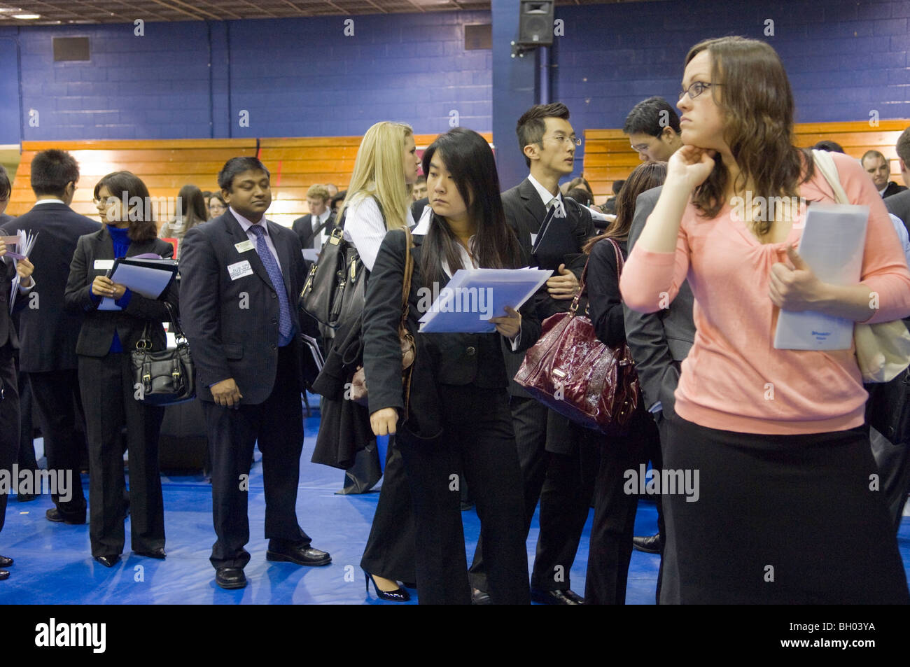 Le persone in cerca di lavoro partecipare ad una fiera del lavoro per graduate business di allievi ed ex-allievi in New York Foto Stock