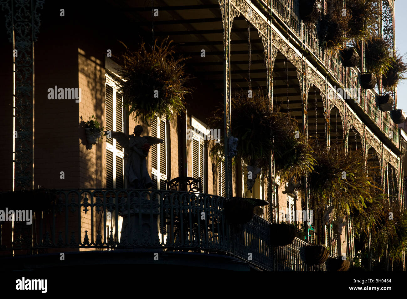 Balconi in ferro battuto di Royal Street, Quartiere Francese, New Orleans, Louisiana Foto Stock