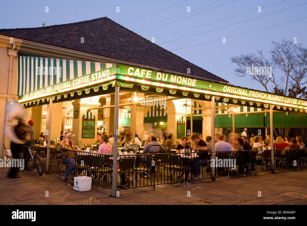 Il Cafe Du Monde, il mercato francese del caffè stand, quartiere francese, New Orleans, Louisiana Foto Stock