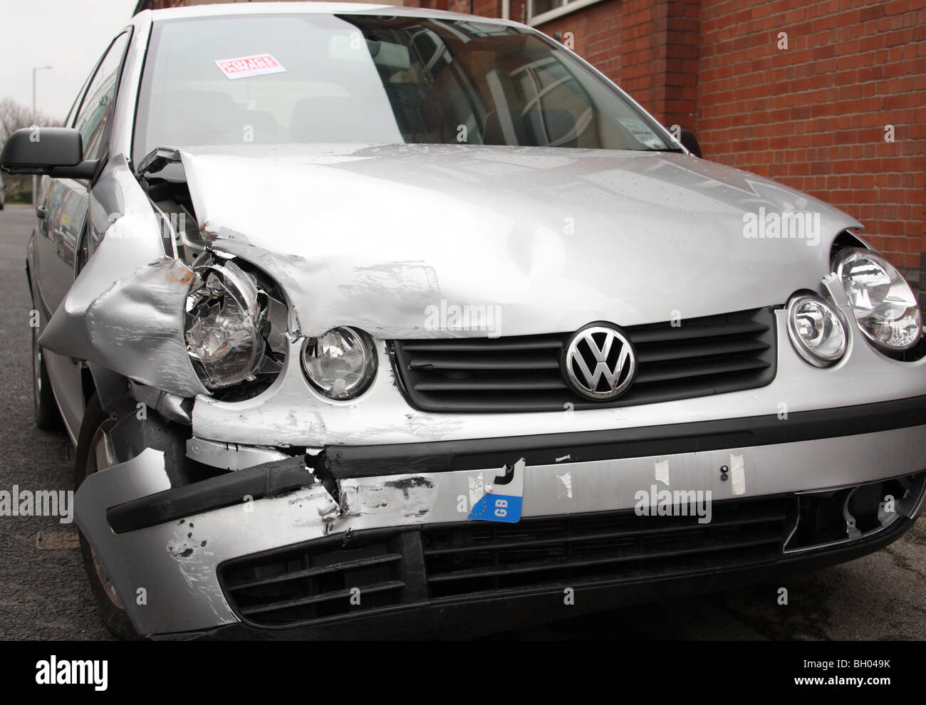 Un incidente auto danneggiata su una strada NEL REGNO UNITO. Foto Stock