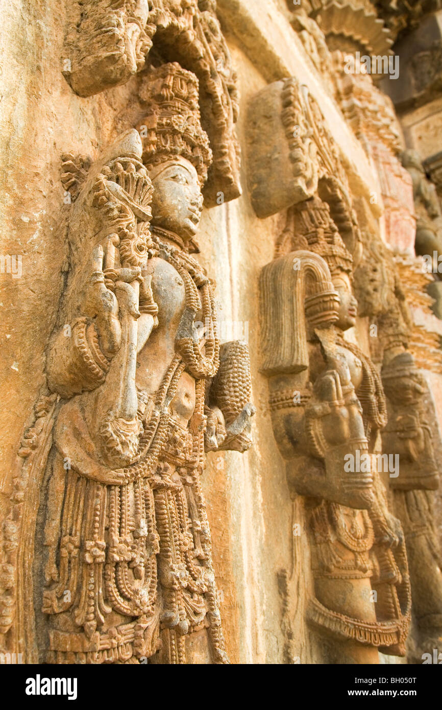 Figure femminili sono scolpite su una parete del tempio di Chennakeshava a Belur in Karnataka, India. Foto Stock