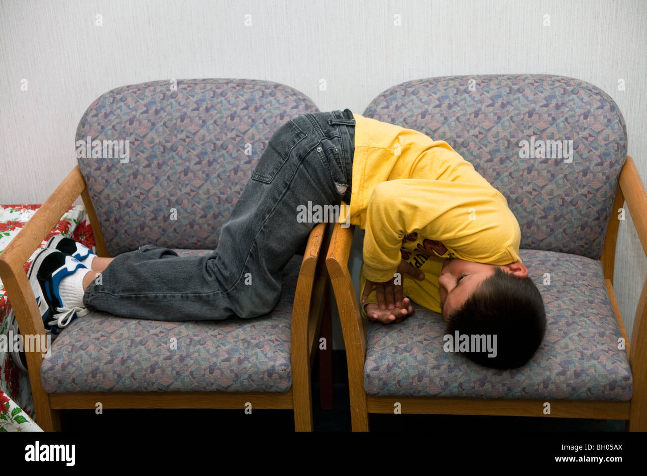 7-8 anni ispanica ragazzo adhd in attesa per il suo appuntamento con il medico. Signor © Myrleen Pearson Foto Stock