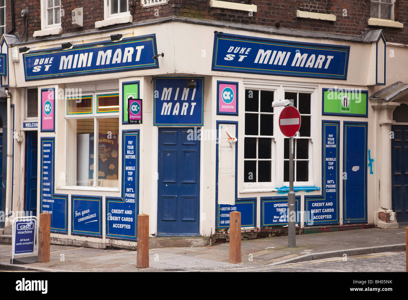 Mini Mart angolo locale negozio in strada urbana. Duke Street, Liverpool, Merseyside England, Regno Unito, Gran Bretagna Foto Stock
