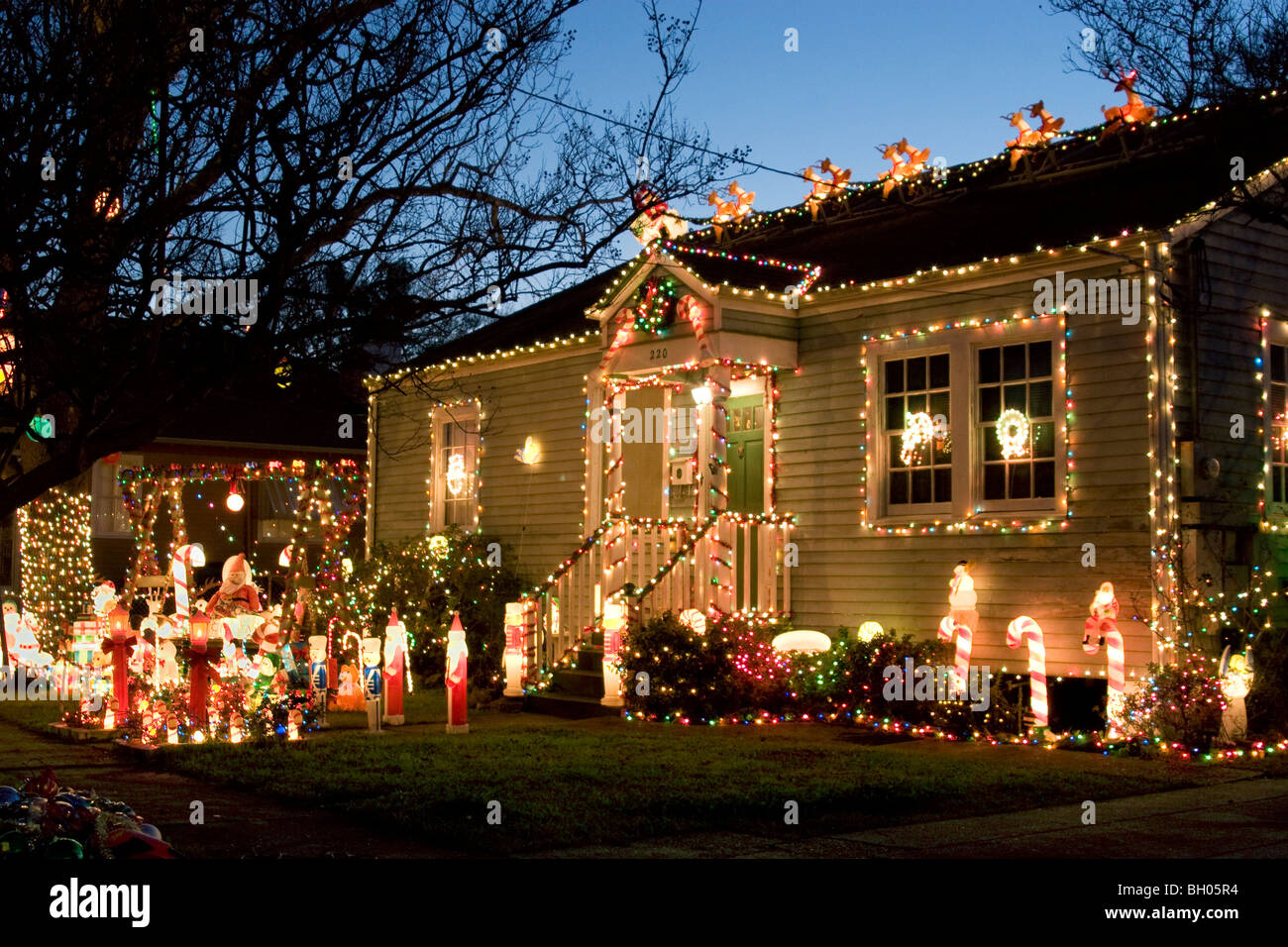 Appiccicoso decorazioni di Natale Decorare la parte anteriore di una casa residenziale. Foto Stock