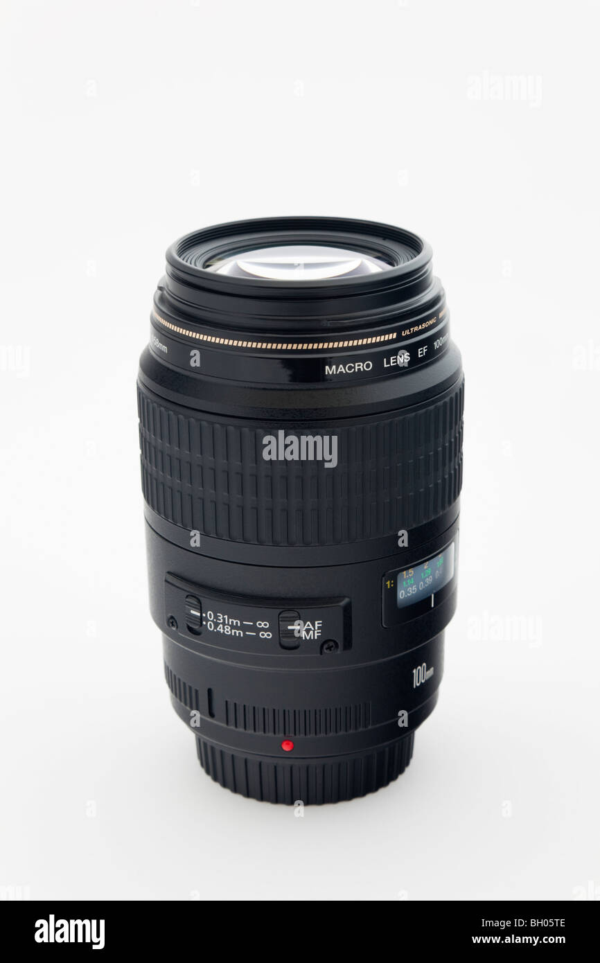 Senza marca Canon 100mm macro obiettivo della fotocamera su sfondo bianco Foto Stock