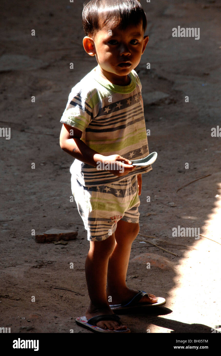Ragazzo balinese a Kuta baraccopoli, Bali, Indonesia. Foto Stock