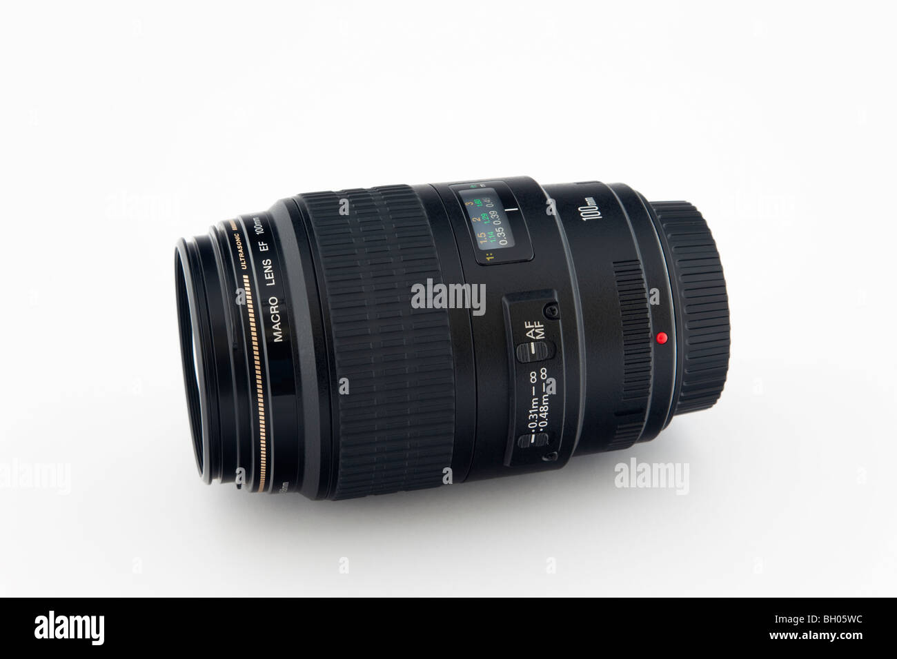 Senza marca Canon 100mm macro obiettivo della fotocamera su sfondo bianco Foto Stock