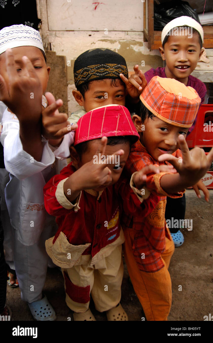 Un gruppo di musulmani Balinese ragazzi giocare con fotocamera, comunità musulmana, Kuta Bali, Indonesia. Foto Stock