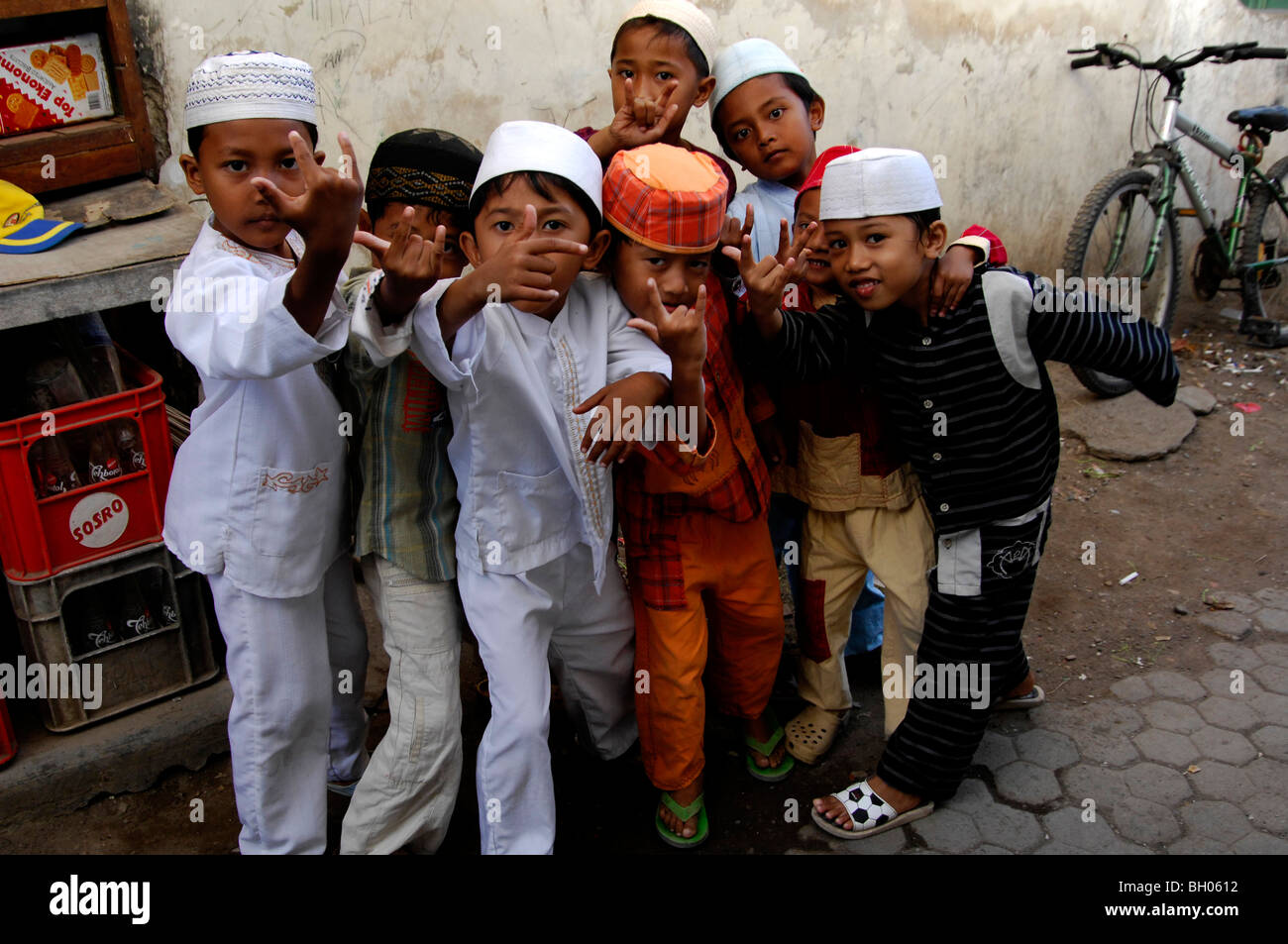 Un gruppo di musulmani Balinese ragazzi giocare con fotocamera, comunità musulmana, Kuta Bali, Indonesia. Foto Stock