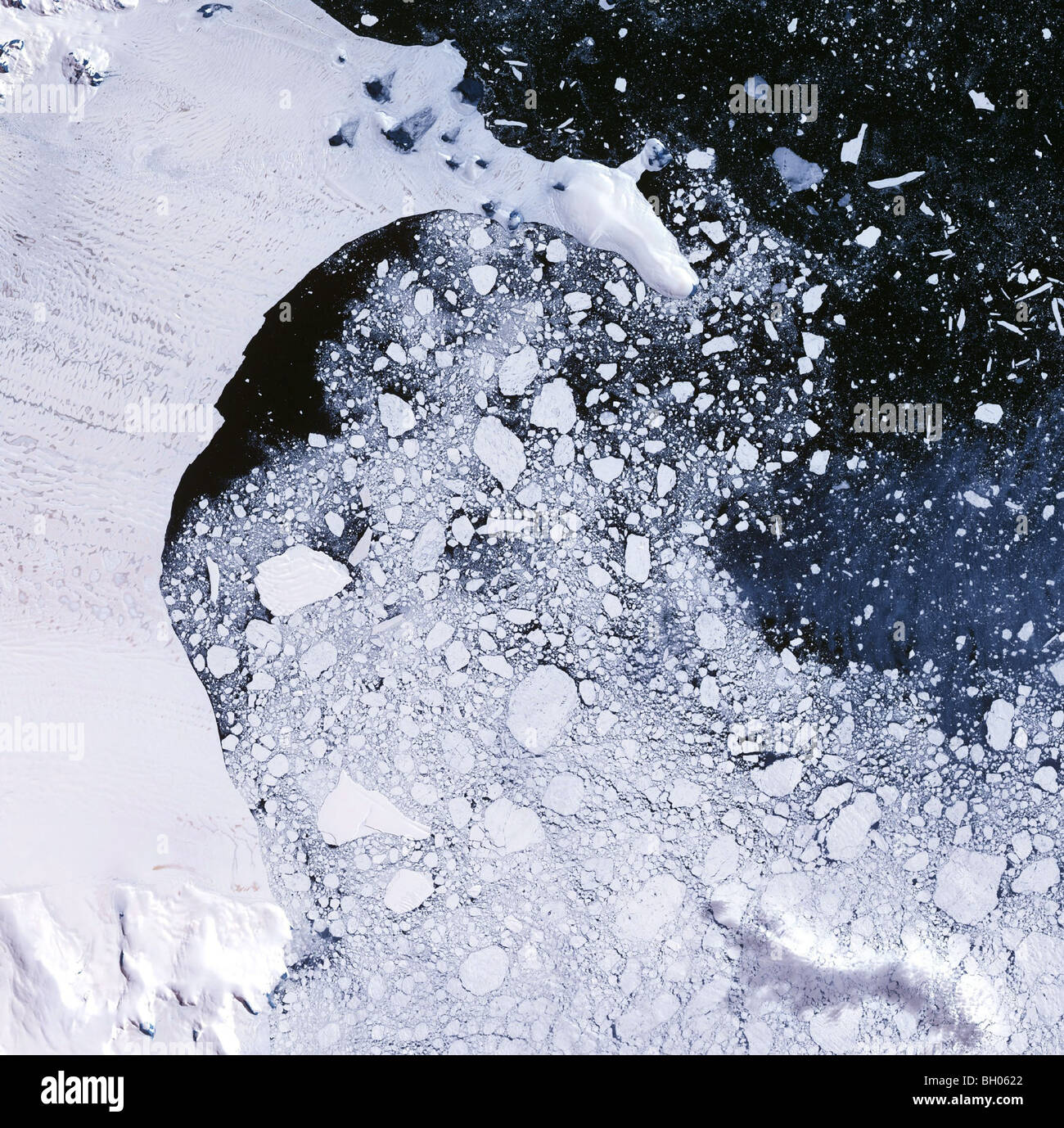 Più calde temperature di superficie sul Larsen ripiano di ghiaccio in Antartide può scheggiare il ghiaccio. Foto Stock