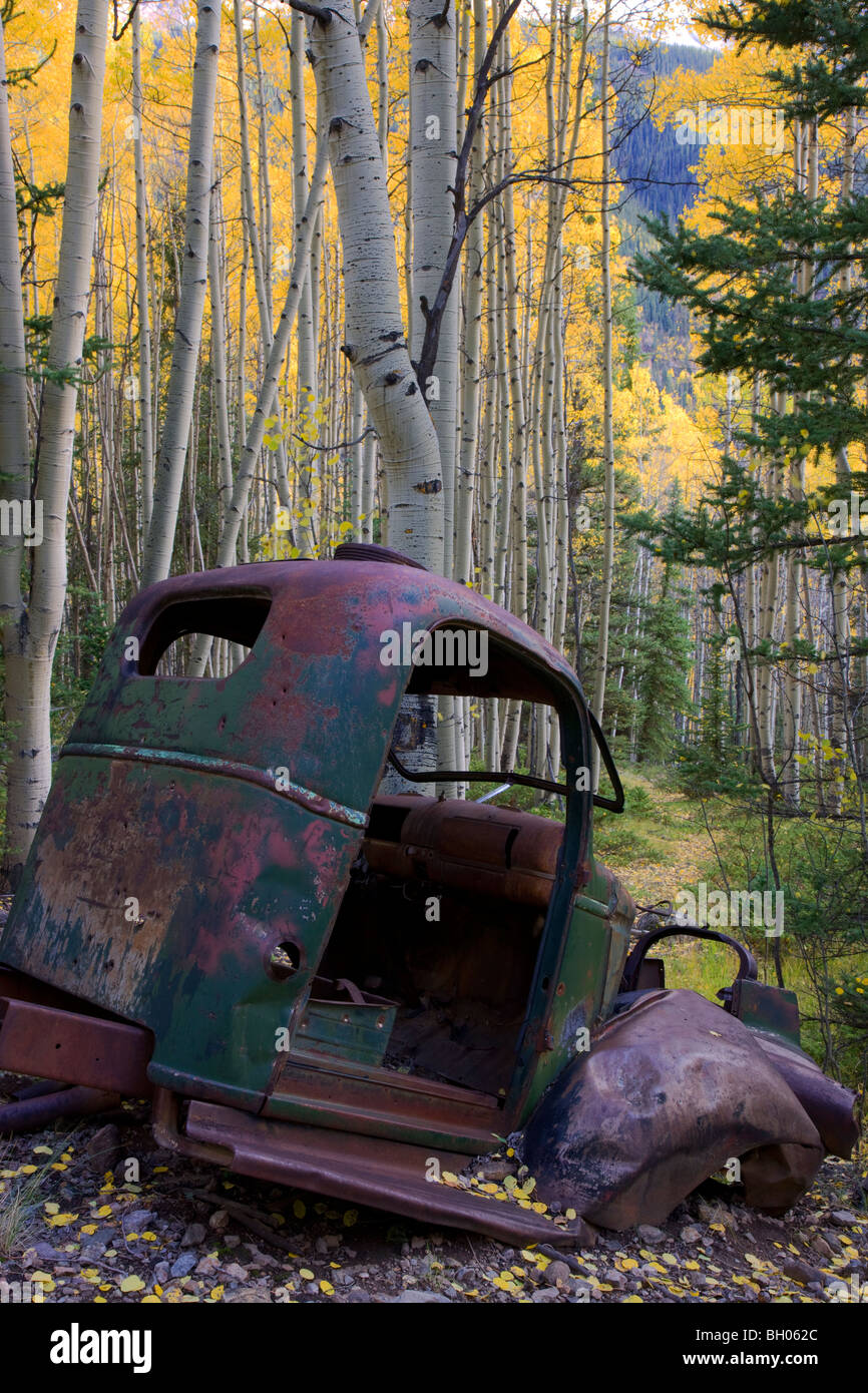 Vecchio veicolo e i colori dell'Autunno lungo Henson Creek Road per ingegnerizzare Pass, San Juan Mountains, Colorado. Foto Stock