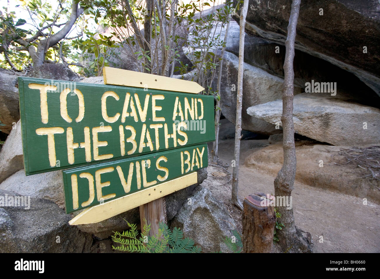 Un segno appena fuori le Terme a Virgin Gorda mostra il modo di Devils Bay o le terme Foto Stock