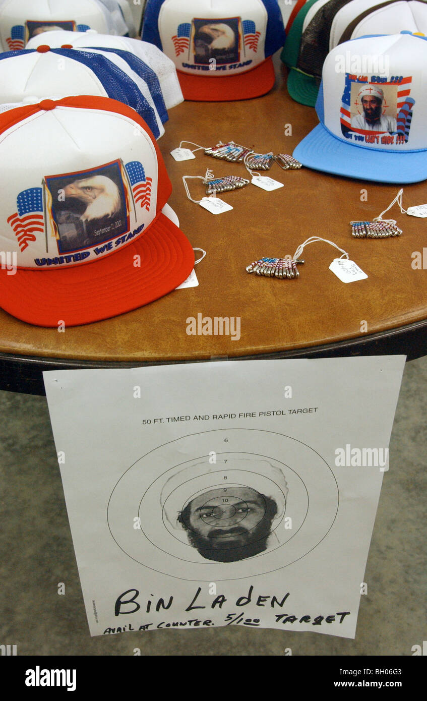 Osama Bin Laden obiettivi e patriottici cappelli sono in vendita alla Spencer esca e affrontare in Spencer, Indiana, il 24 settembre 2001. Foto Stock