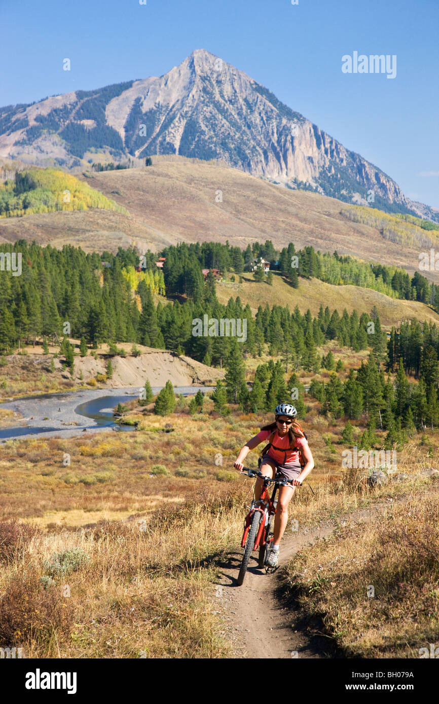 In mountain bike lungo il bordo superiore ed inferiore del Loop, Crested Butte, Colorado. (Modello rilasciato) Foto Stock
