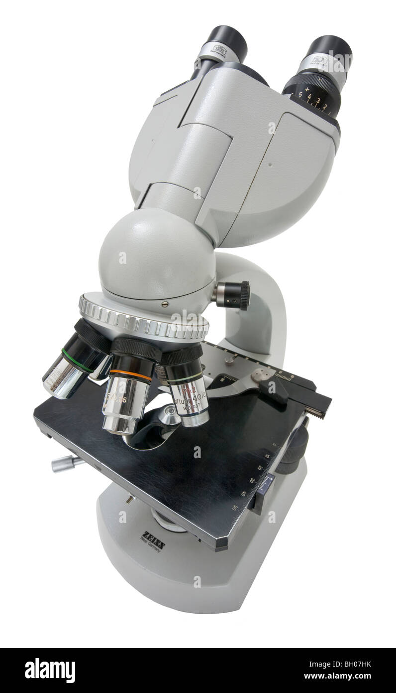 Parte anteriore visione distorta di una standard Carl Zeiss microscopio composto Foto Stock