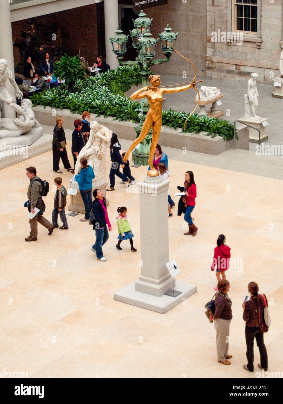 I visitatori a Charles Engelhard corte dell'ala americana a New York al Metropolitan Museum of Art. Foto Stock