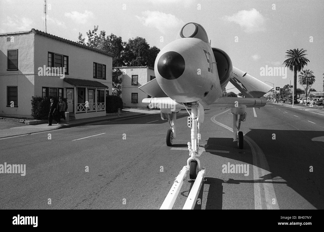 Un getto da Lemoore Naval Air Station è parcheggiata prima che i veterani parata del giorno in Porterville, California. giorno BW orizzontale Foto Stock