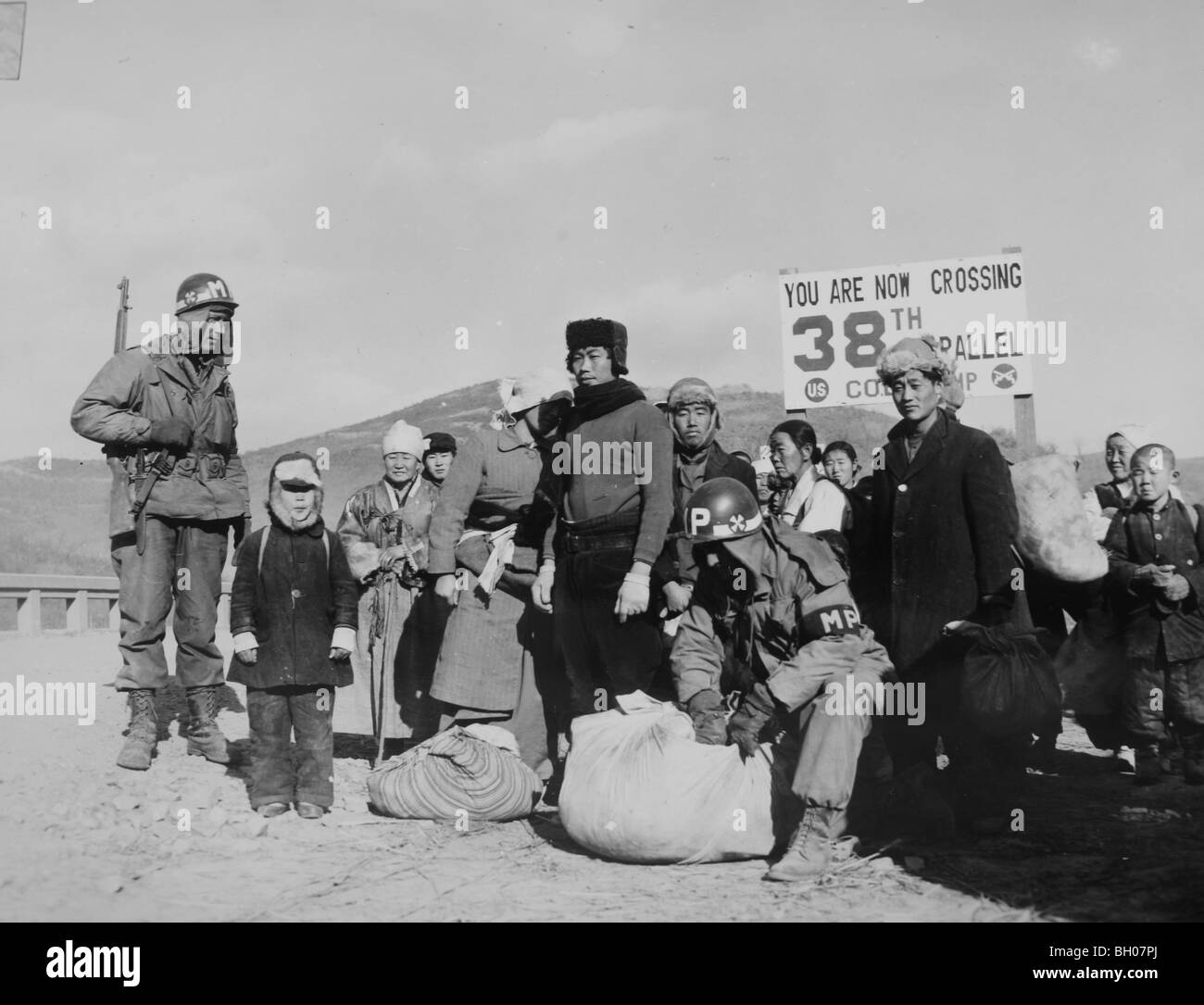 I rifugiati controllato al trentottesimo parallelo per contrabbando prima di consentire loro di attraversare la trentottesima parallelo bridge durante la Guerra di Corea. Foto Stock