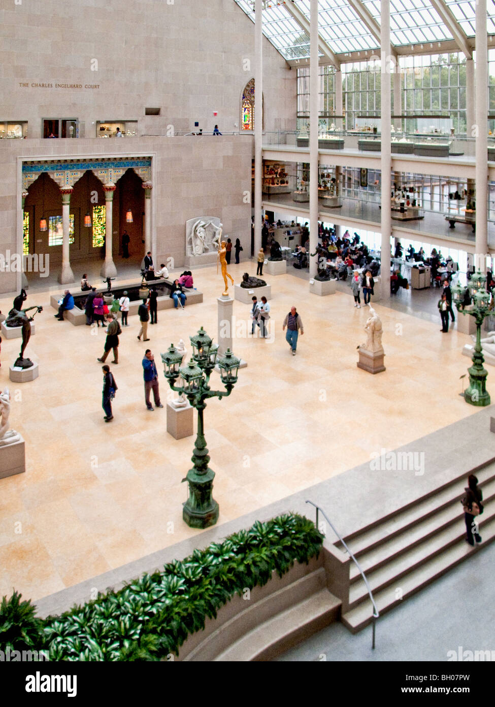 Visitatori riempire il Charles Engelhard scultura corte dell'ala americana a New York al Metropolitan Museum of Art. Foto Stock