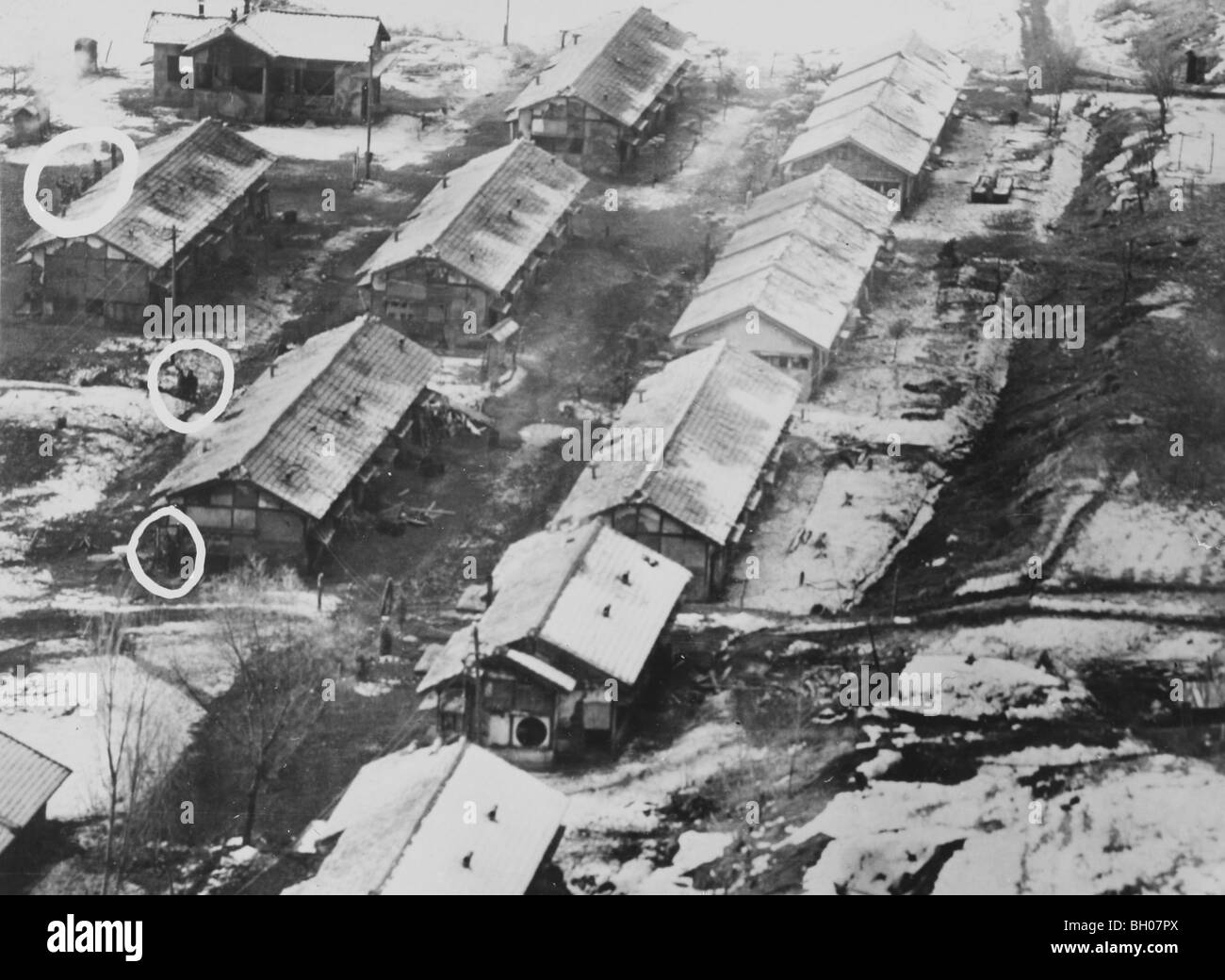Antenne a basso battenti disarmato U.S. Air Force jet ricognitori caserma mostrano strutture tipo indagati i prigionieri di guerra durante la Guerra di Corea Foto Stock